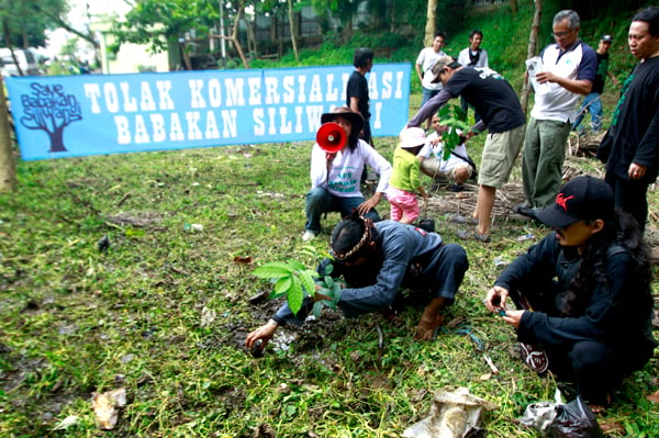  FOTO:  Aktivis Tolak Komersialisasi Hutan Kota Baksil