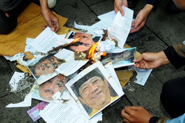  FOTO: Mahasiswa Bakar Foto Para Cagub Jabar di Gedung Sate