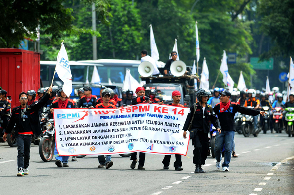  FOTO: HUT ke-14, FSPMI Demo di Gedung Sate 