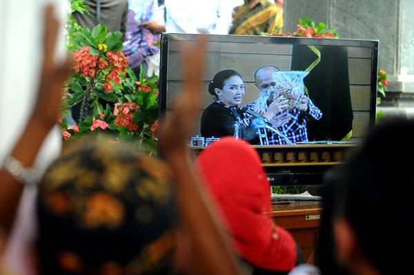  FOTO: Simpatisan Saksikan Rapat Paripurna DPRD Jabar Melalui Layar TV