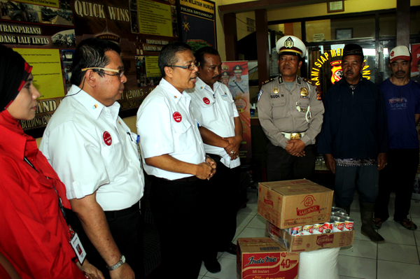  FOTO: Telkomsel Bantu Korban Banjir Dayeuhkolot