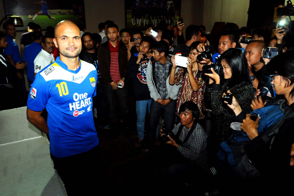  FOTO: Dikontrak 2 Tahun, Sergio Van Dijk Gabung Skuad Persib