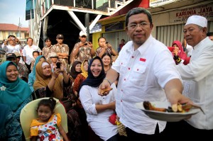  PILGUB JABAR: Kampanye di Ciamis, Aher 'Bobolokot'