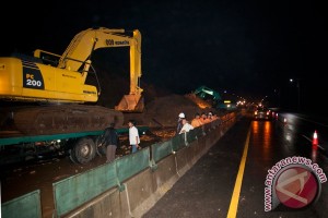  LONGSOR CIPULARANG: Tol Bisa Dilalui Pukul 12.00