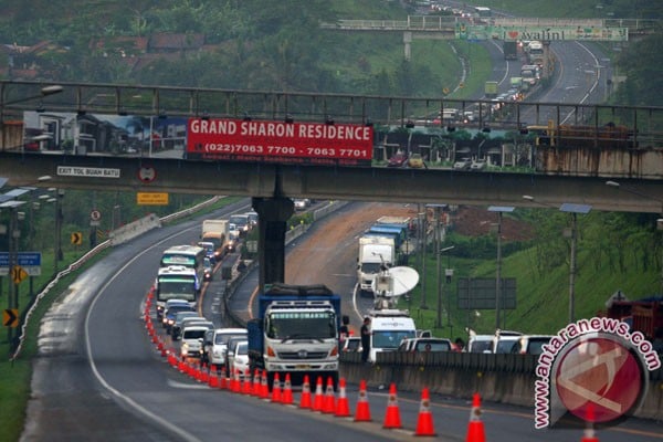  FOTO: Sistem Contraflow Tol Cipularang Akibat Longsor