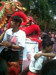  PILWALKOT CIREBON: Pasangan BP Diarak Barongsai