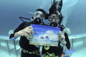  NIKAH UNIK: Sejumlah Pasangan di Thailand Gelar Prosesi di Bawah Laut 