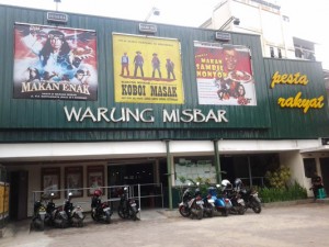  WARUNG MISBAR: Makan dan Nonton Film Lawas Tanpa Kehujanan