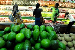  BUAH-BUAHAN: Harga Komoditas Impor Melonjak 100% 