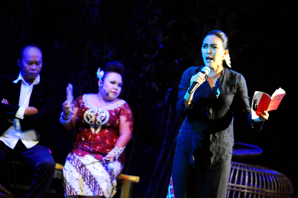  FOTO: Rieke 'Oneng' Baca Puisi di Musyawarah Kabayan