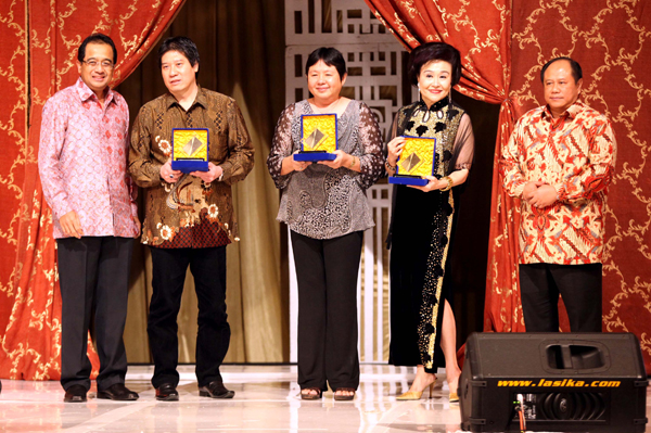  FOTO: Gala Dinner Bertemakan Imlek Bagi Nasabah BJB Precious di Surabaya