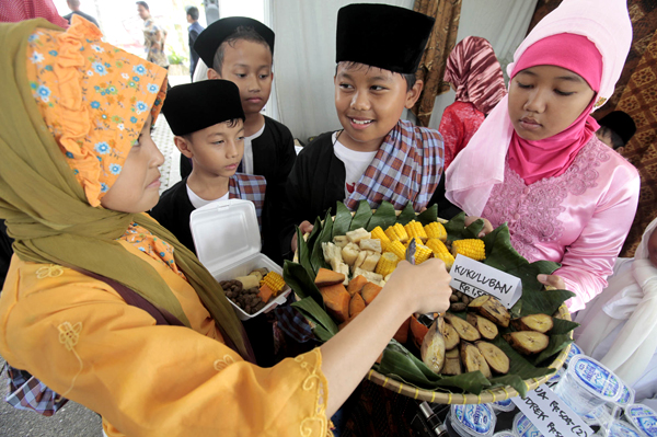  FOTO: Hari Bahasa Ibu Internasional, Siswa Pakaian Khas Sunda