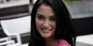  ATIQAH HASIHOLAN Pilih Perhiasan yang Feminin & Casual
