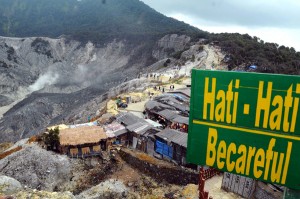  TANGKUBAN PARAHU WASPADA: Pengunjung Sepi, Pedagang Menghilang