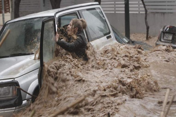  Athena Yunani Dihantam Banjir Bandang Dahsyat