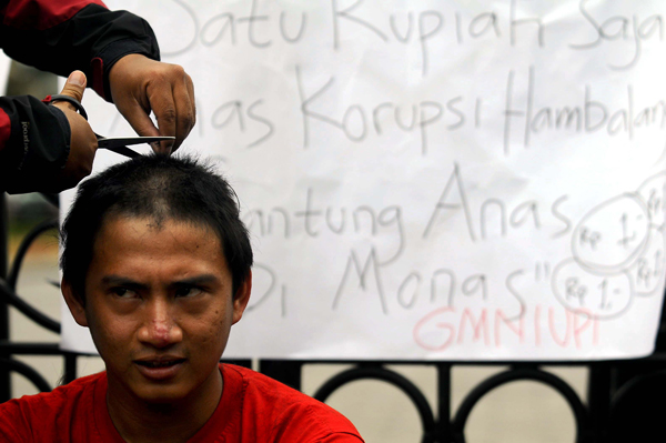  FOTO: Anas Tersangka, Ketua GMNI UPI Gunduli Rambut