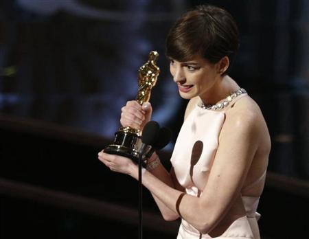  PIALA OSCAR 2013: Anne Hathaway Boyong Oscar Pertamanya