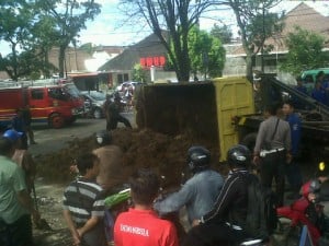  Truk Proyek Pengangkut Tanah Terjungkal di Supratman