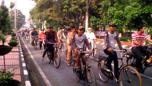  Paguyuban Sapedah Baheula Bandung Ikut Kampanyekan Kebersihan Udara