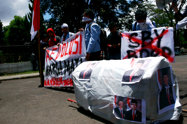  FOTO: Mahasiswa Demo Tuntut Usut Tuntas Korupsi