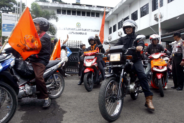  FOTO: Aksi Solidaritas Karyawan Ala PT DI Konvoi ke Jakarta