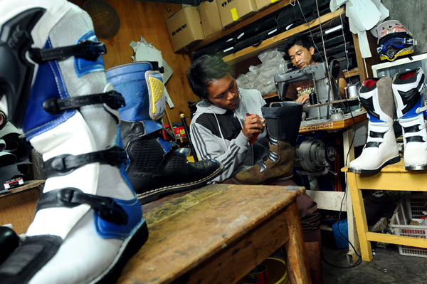  FOTO: Sepatu Motocross Produksi Bandung Tembus Pasar Eropa