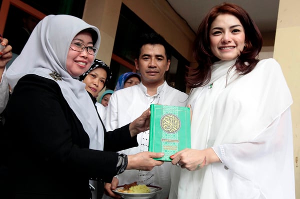  FOTO: Nikita Mirzani Sumbang Al Quran ke SMAN 24 Bandung