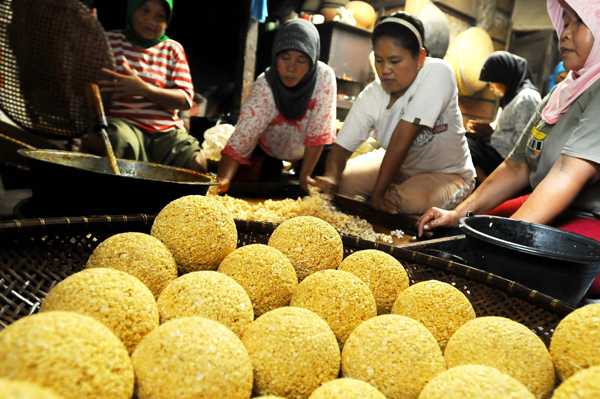  FOTO: Perajin Borondong Madu Ibun Butuh Pengembangan