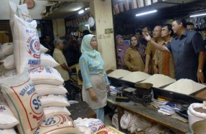  HARGA BERAS & MINYAK GORENG di Caringin Stabil