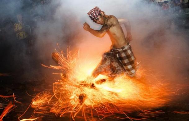  Atraksi Bola Api Saat Hari Nyepi di Bali