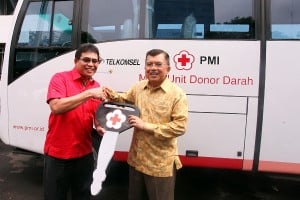  Telkomsel Bantu PMI Berupa Mobil Unit Donor Darah  