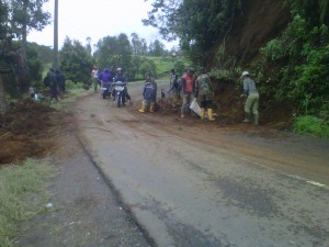  Longsor Timbun Jalan di Kutawaringin