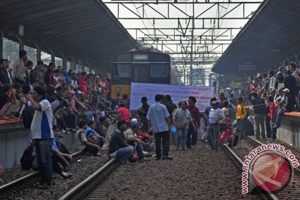  KRL EKONOMI: Stasiun KA Bekasi Lumpuh