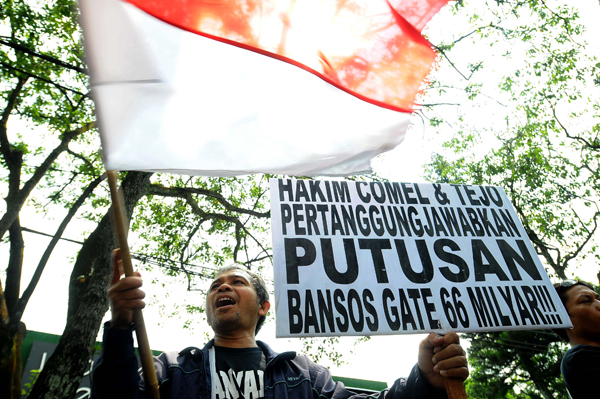  FOTO: Massa Desak PN Bandung Dukung KPK Berantas Korupsi