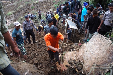  LONGSOR CILILIN: Korban Bertambah Jadi 9