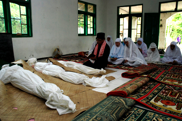  FOTO: Longsor Cililin, Pencarian Korban Dilakukan Secara Manual