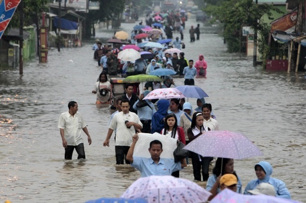  FOTO: Untaian Buruh Pabrik Menerjang Banjir di Bandung Selatan