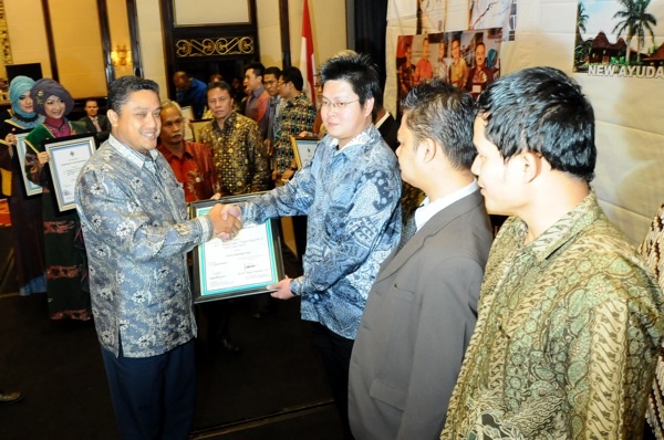  FOTO: Dede Yusuf Serahkan Sertifikat Hotel Berbintang kepada 20 Hotel se-Jabar