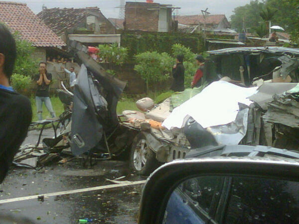 Kecelakaan Daihatsu Xenia R 1881 NK dan Nissan Juke AB 241 TA di KM 135 Tol Kopo, dengan korban meninggal 5 orang (foto: TMC Polda Metro)