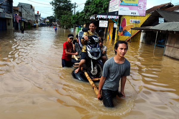  FOTO: Warga Baleendah Tak Gentar Hadapi Banjir