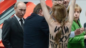  Vladimir Putin Diserang Wanita Tanpa Busana