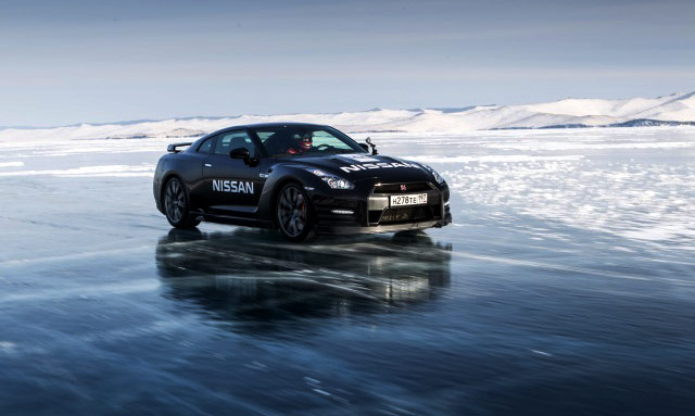  NISSAN GT-R: Melesat 294 KM/Jam Di Atas Lapisan Es