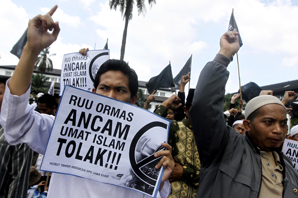  FOTO: HTI Jabar Gelar Unjuk Rasa Tolak RUU Ormas di Gedung Sate