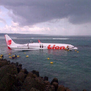  KECELAKAAN PESAWAT: Lion Air Tergelincir Masuk Laut di Ngurah Rai Bali