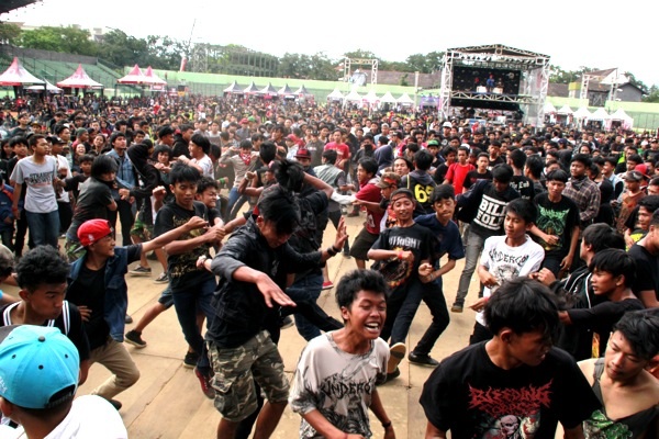  FOTO: Penonton 'Moshing' di Bandung Berisik 2013