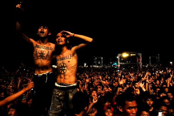  FOTO: Ribuan Penggemar Musik Cadas Tumplek di Bandung Berisik 2013