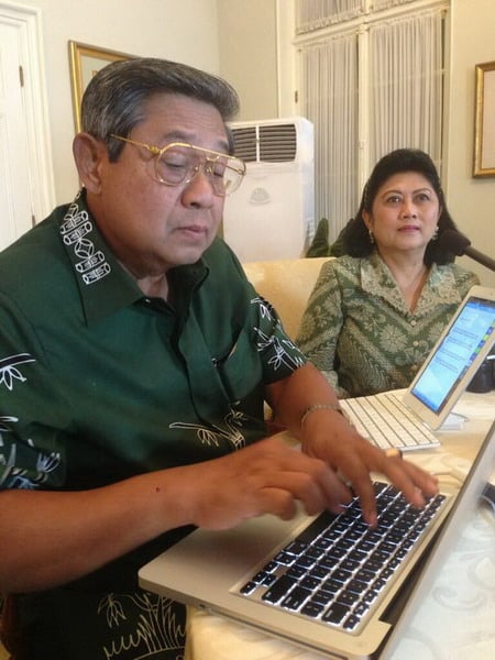  TWITTER SBY: Wah, Pak SBY Serius Pelototi Laptop Pantau Twitter