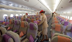  EMIRATES: Mudahkan Penumpang Berkomunikasi Lewat Remote Kontrol