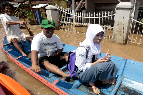  FOTO: Banjir Bandung Selatan, Siswa Telat Datang ke Lokasi UN