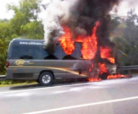  Mini Bus Travel Citi Trans Terbakar di Tol Cipularang